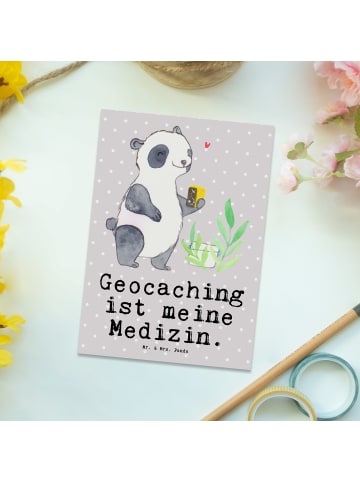 Mr. & Mrs. Panda Postkarte Panda Geocaching mit Spruch in Grau Pastell