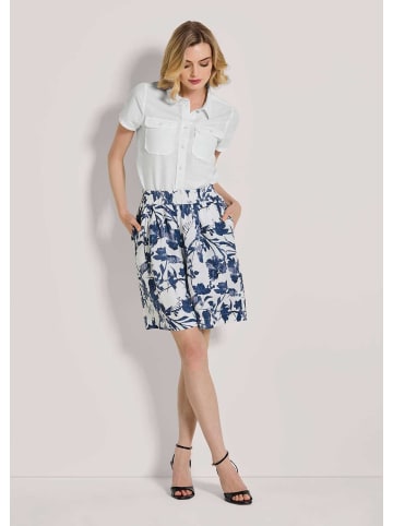 MADELEINE Leinen-Bermuda mit Unikat-Print in weiß / rauchblau