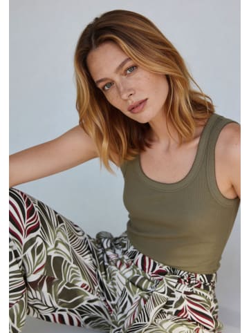 More & More schmales, geripptes Basic-Tanktop in jungle green