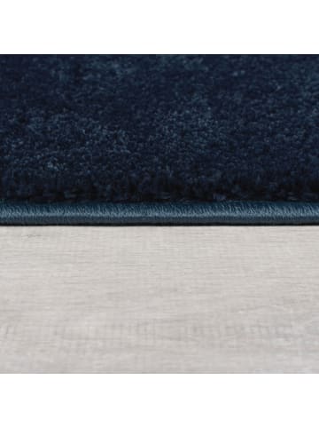 KADIMA DESIGN Samtweicher Teppich aus 100% recyceltem Material in Blau