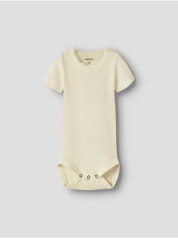name it Kurzarmbody mit Spitzenbordüre in pear sorbet