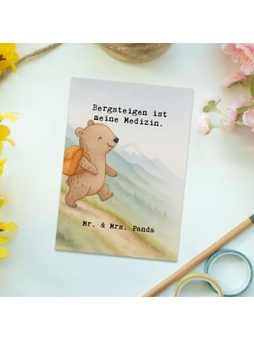 Mr. & Mrs. Panda Postkarte Bär Bergsteigen Design mit Spruch in Weiß