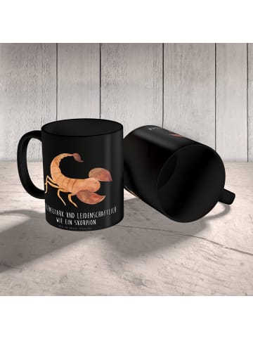 Mr. & Mrs. Panda Tasse Sternzeichen Skorpion mit Spruch in Schwarz