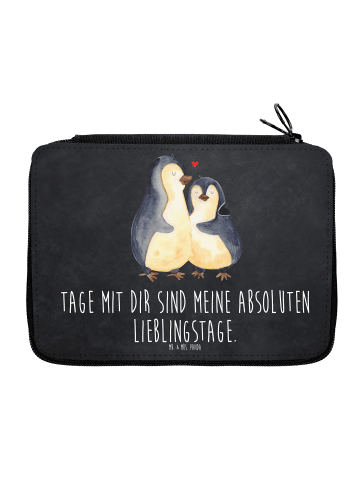 Mr. & Mrs. Panda Faulenzer Pinguin umarmen mit Spruch in Kreidetafel