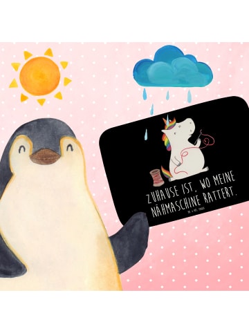 Mr. & Mrs. Panda Badvorleger Einhorn Näherin mit Spruch in Schwarz