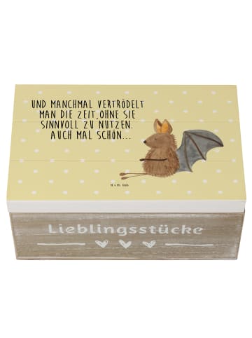 Mr. & Mrs. Panda Kiste Fledermaus Sitzen mit Spruch in Gelb Pastell