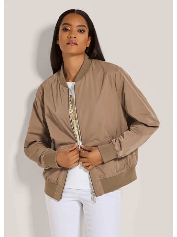 MADELEINE Sportiver Klassiker mit Stehkragen und langen Ärmeln in caramel