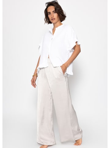 SASSYCLASSY Musselin Bluse mit Rüschensaum in Weiß