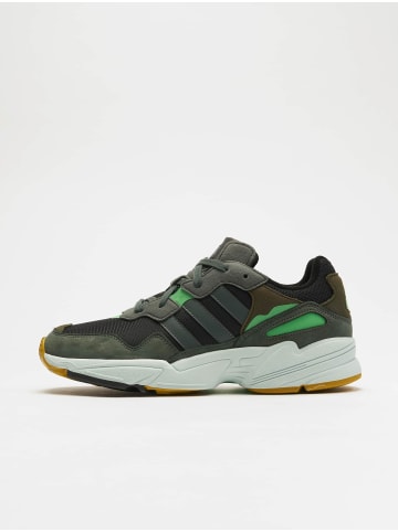 adidas Turnschuhe in core black/legend ivy