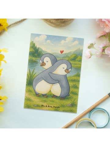 Mr. & Mrs. Panda Postkarte Pinguine Kuscheln Design ohne Spruch in Weiß