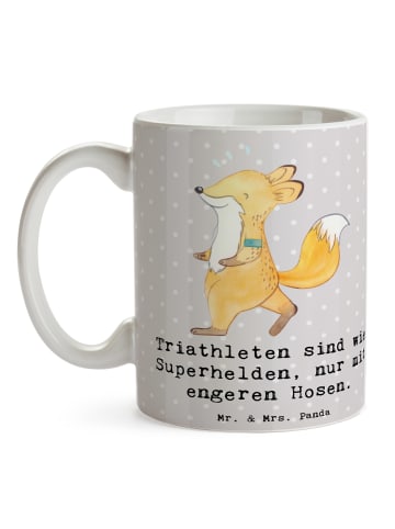 Mr. & Mrs. Panda Tasse Triathlon Superheld mit Spruch in Grau Pastell