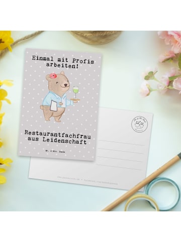 Mr. & Mrs. Panda Postkarte Restaurantfachfrau Leidenschaft mit S... in Grau Pastell