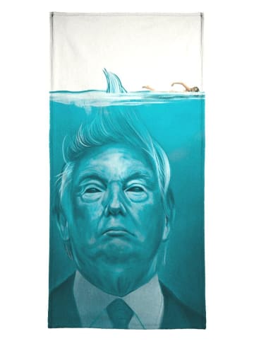 Juniqe Handtuch "Trump Flat Swimmer" in Türkis & Weiß