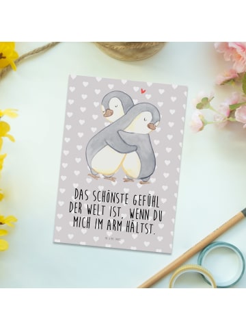 Mr. & Mrs. Panda Postkarte Pinguine Kuscheln mit Spruch in Grau Pastell