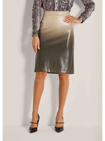 MADELEINE Eleganter Rock aus Leder-Imitat in beige / bleigrau