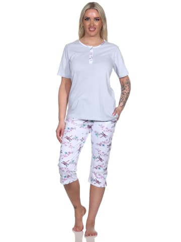 NORMANN Schlafanzug kurzarm Pyjama Capri Pyjamahose floralem Alloverprint in hellblau