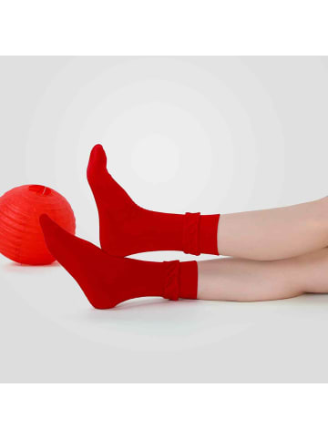 MUNADUNA Spitzen-Rippensocken in Rot