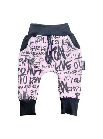 Land-Juwelen Babyhose Handmade Typo Look in rosa/pink