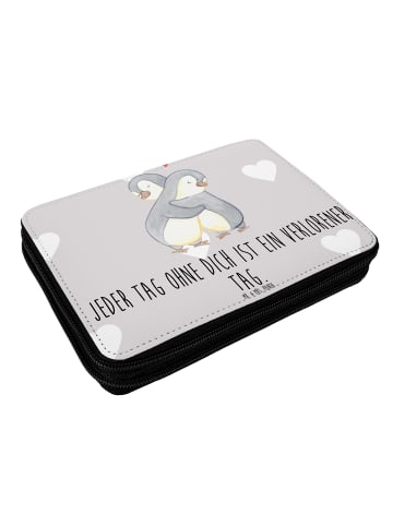 Mr. & Mrs. Panda Federmappe Pinguine Kuscheln mit Spruch in Grau Pastell