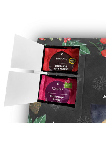 Mr. & Mrs. Panda Advents-Teekalender Pinguine Kuss mit Spruch in Kreidetafel