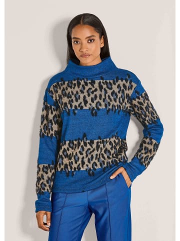 MADELEINE Leo-Design Pullover mit Stehkragen in royalblau / multicolor