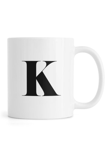 Juniqe Tasse "K" in Schwarz & Weiß