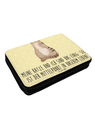 Mr. & Mrs. Panda Federtasche Katze Sitzen mit Spruch in Gelb Pastell
