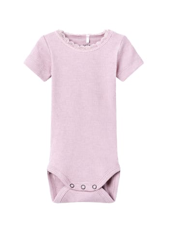 name it Kurzarmbody mit Spitzenbordüre in parfait pink