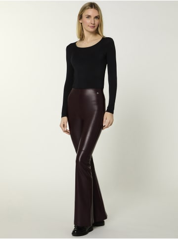 Nur Die  Vegane Flared Leggings in Leder-Optik NUR DIE x KILIAN KERNER in Bordeaux