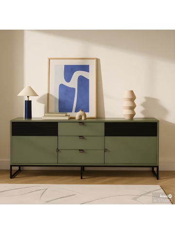 home24 home24 Sideboard 160 cm aus beschichteter Spanplatte, lackiertem MDF & Kunstledergriff in Eiche Dekor, 160 x 75 x 40 cm in Olivgrün