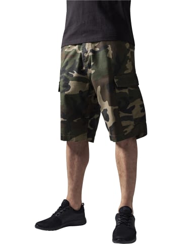 Urban Classics Cargo Shorts in wood camo