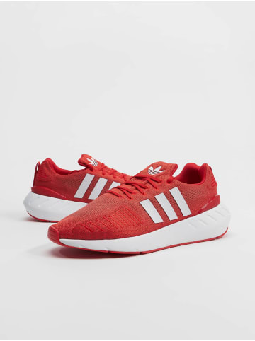 adidas Turnschuhe in vivid red