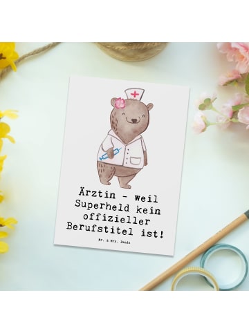 Mr. & Mrs. Panda Postkarte Ärztin Superheld mit Spruch in Weiß