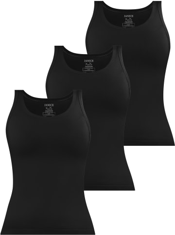 Janice Nazca in Schwarz