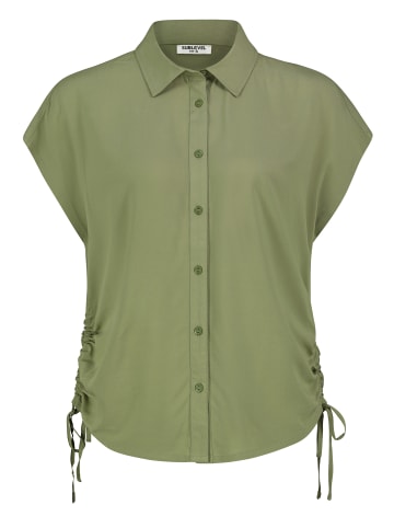 Sublevel Kurzarmbluse mit Kragen, Knopfleiste und Seitenschnürung in Grün