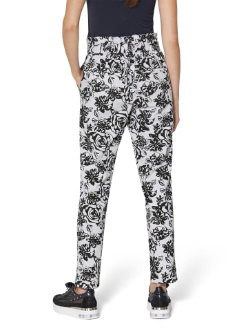 MADELEINE Highwaist-Hose mit kontraststarkem Unikat-Print in weiß / schwarz