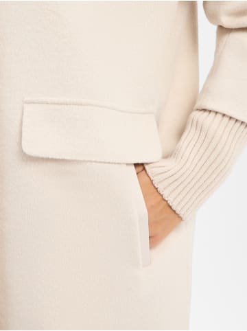 comma Mantel in sand