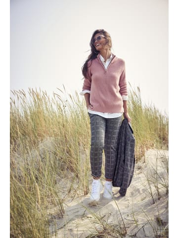 Laura Scott Troyer in rosa