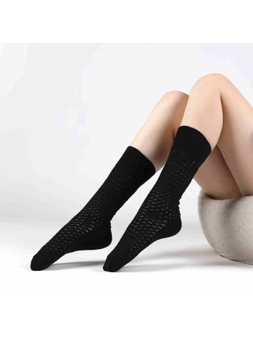 MUNADUNA 4er-Pack Lochmuster-Buchstaben-Longsocken in Schwarz