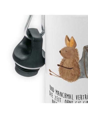 Mr. & Mrs. Panda Kindertrinkflasche Fledermaus Sitzen mit Spruch in Weiß