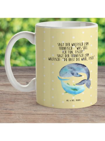 Mr. & Mrs. Panda Trinkbecher Walfisch Thunfisch mit Spruch in Gelb Pastell