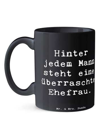 Mr. & Mrs. Panda Tasse Überraschte Ehefrau mit Spruch in Schwarz