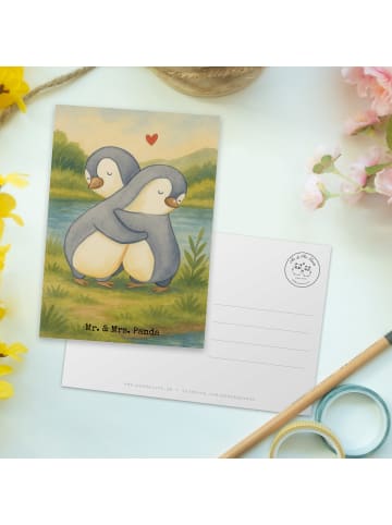 Mr. & Mrs. Panda Postkarte Pinguine Kuscheln Design ohne Spruch in Weiß