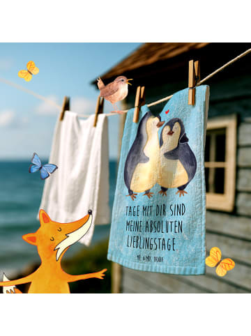Mr. & Mrs. Panda Handtuch Pinguin umarmen mit Spruch in Eisblau