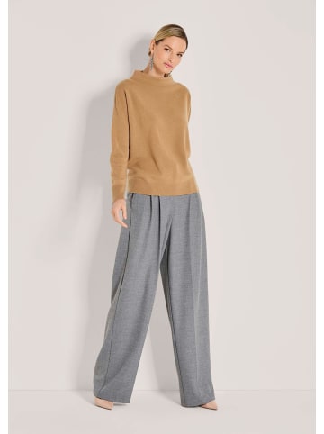 MADELEINE Eleganter Strickpullover mit Stehkragen in caramel