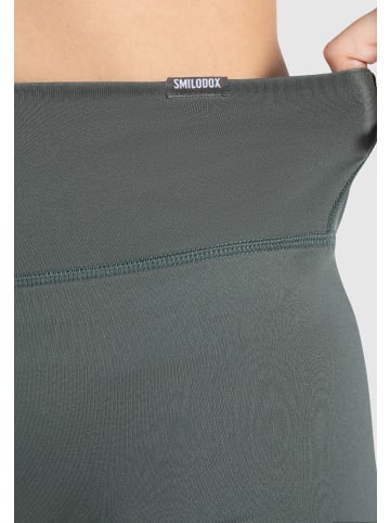 SMILODOX Shorts Etty in Grün