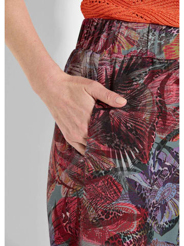 GOLDNER Kurzgröße:  Moderne Printhose mit floralem Muster in bunt / gemustert