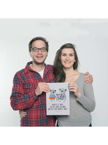 Mr. & Mrs. Panda Wandbild Koala Familie mit Spruch in Grau Pastell