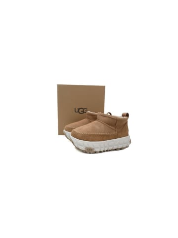 UGG Schneestiefel mit Absatz in Braun