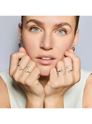 Luxenter Ring mit funkelnden Zirkonia-Steinen, silberfarben – Alphabet